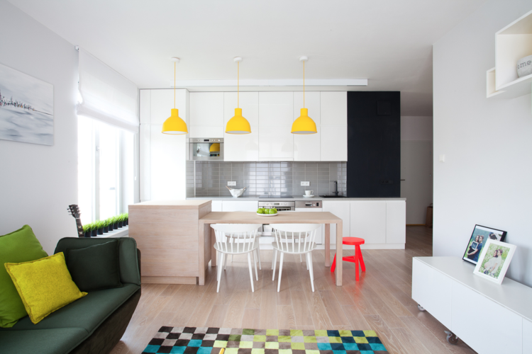 mobília colorida sala de jantar sala de estar carpete lâmpadas amarelas quadriculadas cozinha branco