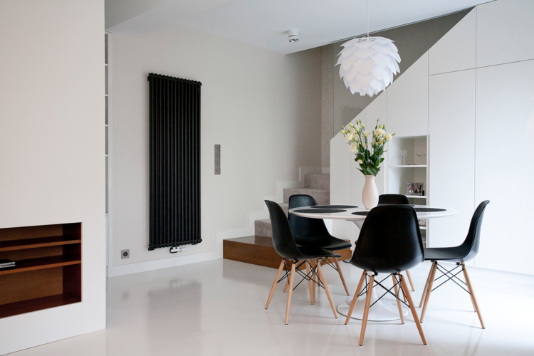 móveis na sala de jantar cadeiras assento concha piso preto branco alto brilho