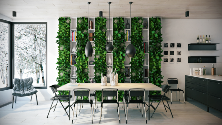 mobiliário na sala de jantar parede de jardim vertical cadeiras dobráveis ​​luzes suspensas