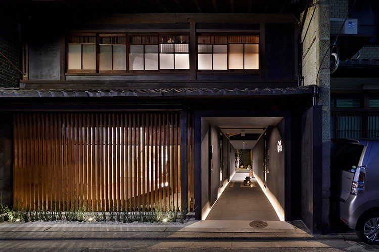 jardim de entrada da pousada no Japão com iluminação indireta