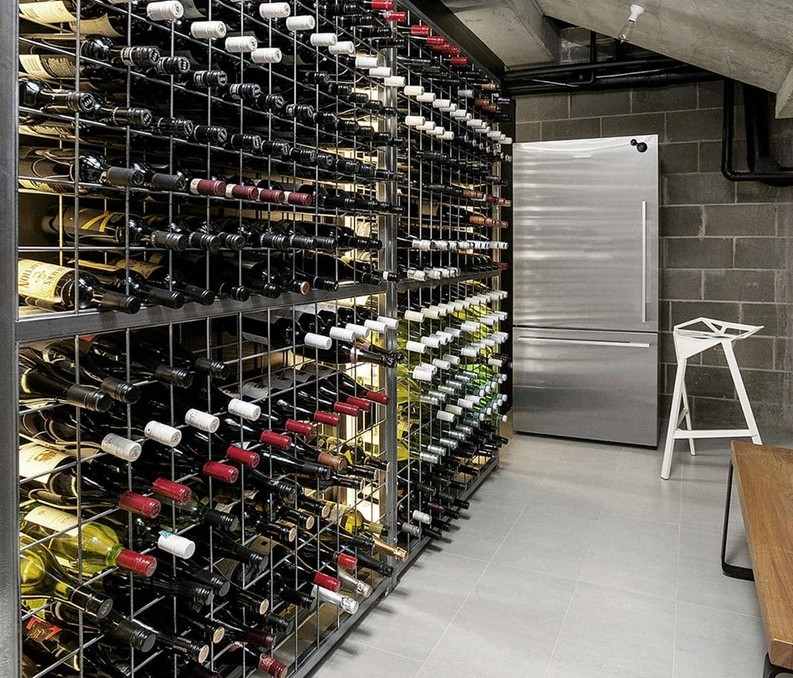 Móveis de adega de vinhos em preto e branco, geladeira, pedras de pavimentação de ideias