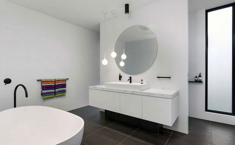 Mobiliário-piso-preto-e-branco-banheira-espelho redondo