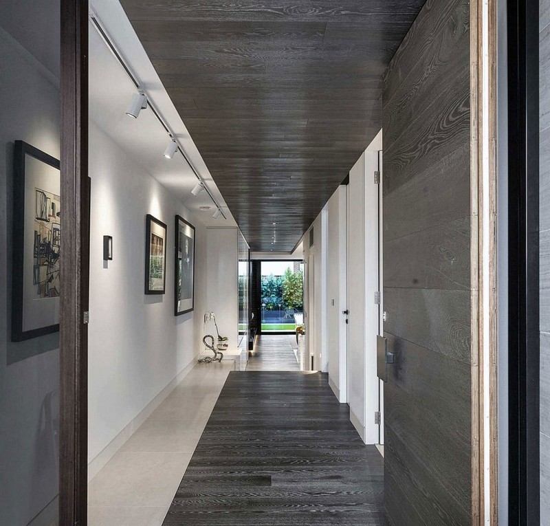 Mobiliário - corredor em preto e branco - piso de madeira de freixo