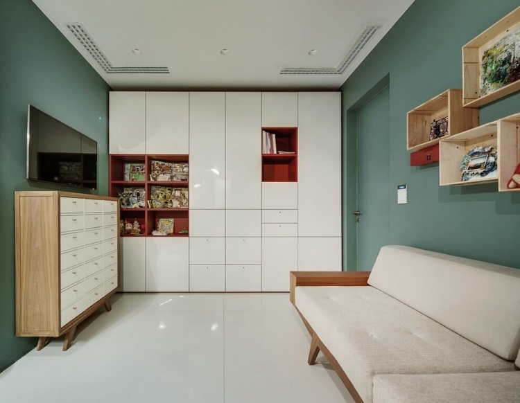 quarto de hóspedes-móveis-sage-green-wall-paint-wooden-furniture-white-fronts