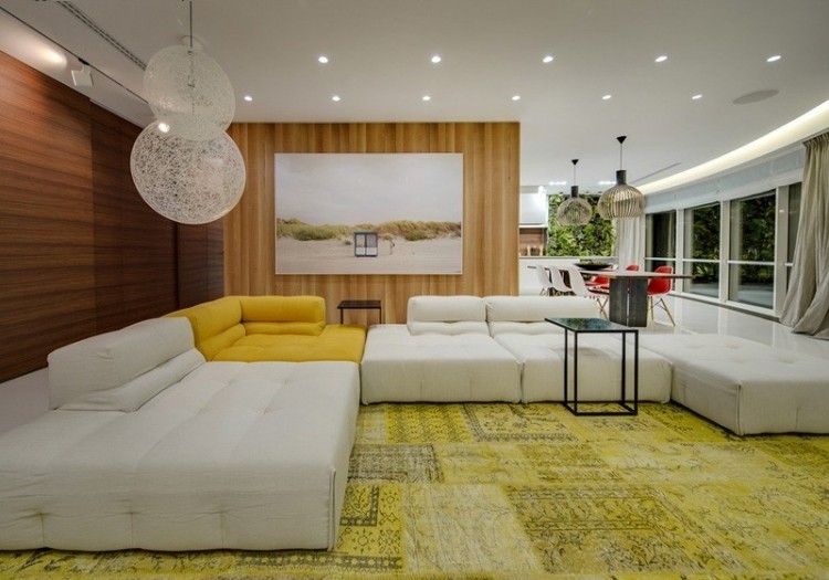 Ideias de decoração em uma sala de estar de aparência natural - sofá branco - tapete com estampa de paisagem