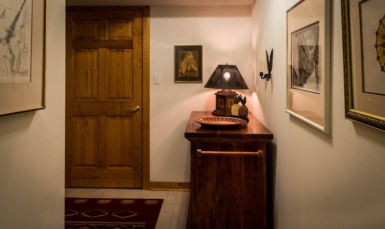 longo corredor design-fonte de luz-decorações-madeira-cômoda-murais