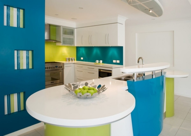combinação de cores da cozinha moderna - turquesa ácido verde - branco brilhante ideias de decoração