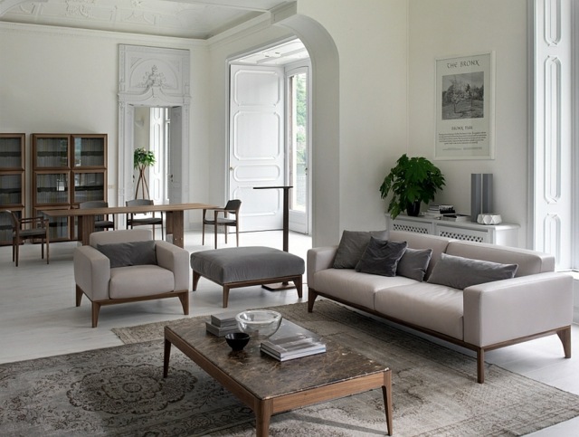 Candeeiro de pé moderno com moldura de madeira e sofá sofá cinzento