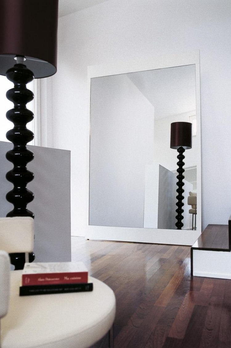 abajur-moderno-stand out-black-mirror-floor-lamp-wooden-floor-bibele-alta