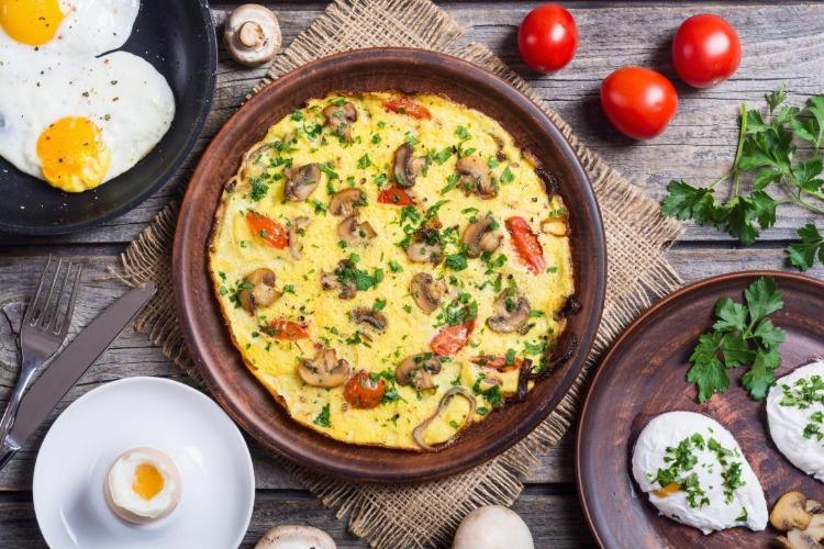 Ovos cozidos de várias maneiras como omeletes ou ovos beneditinos para uma dieta baixa em carboidratos