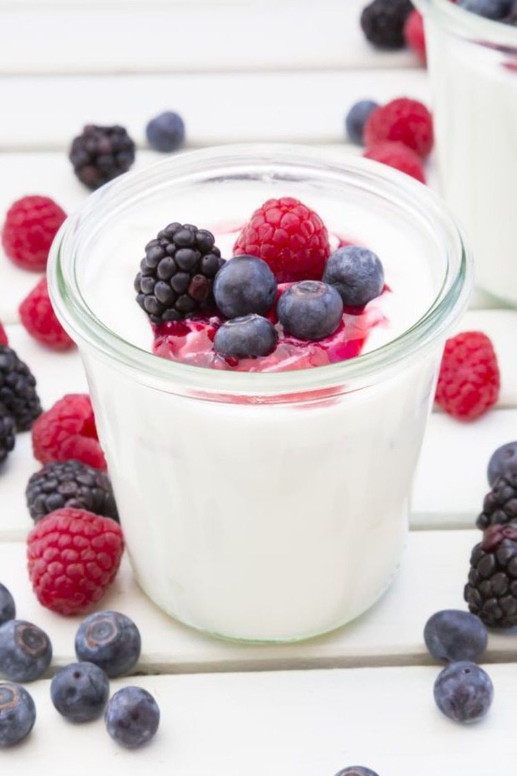 iogurte grego com framboesas e mirtilos como um café da manhã rico em proteínas