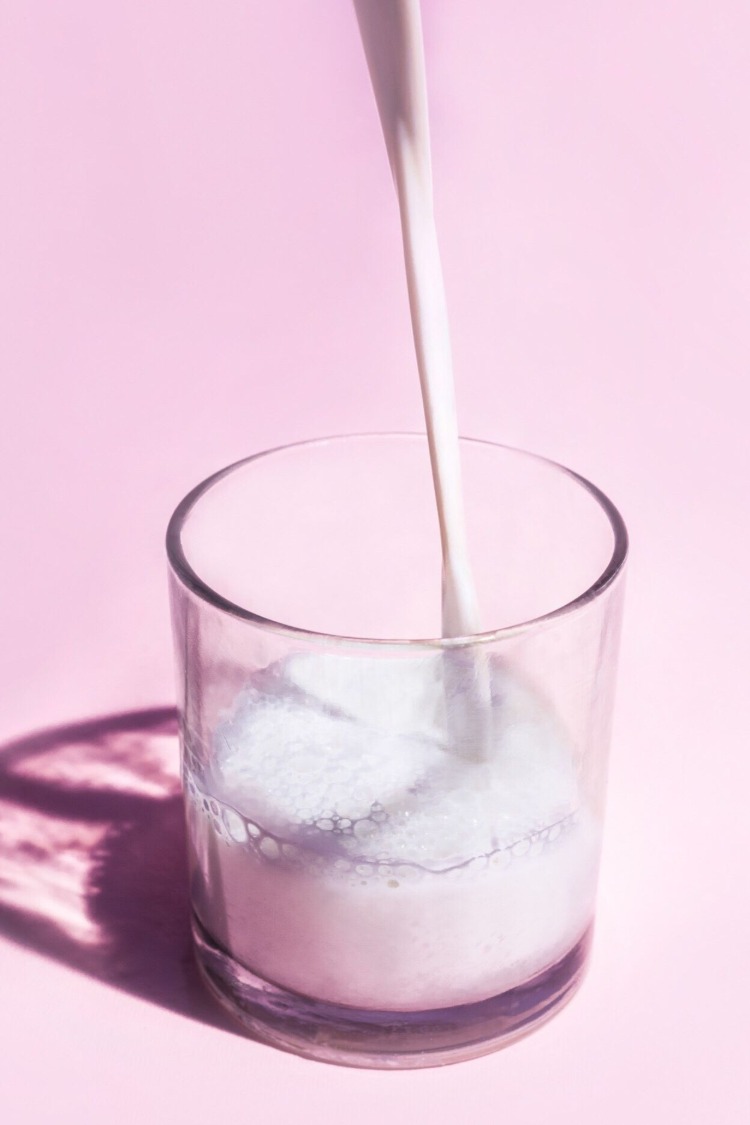 Encha um copo com leite e beba para uma dose saudável e rica em proteínas por dia