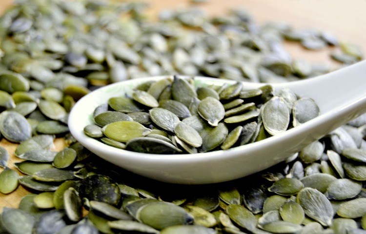 Sementes de abóbora como um alimento rico em proteínas e sementes com muitos nutrientes para uma nutrição saudável