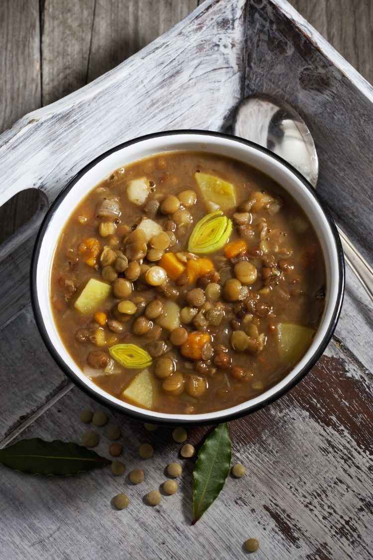 Lentilha ensopado ou sopa de lentilha como um alimento saudável rico em proteínas para um almoço vegetariano com vegetais