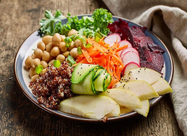 café da manhã vegetariano saudável feito de grão de bico quinua cenouras pepinos maçãs rabanetes de beterraba e vegetais folhosos