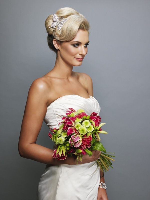 penteado updo de casamento com franja lateral ideias de acessórios para o cabelo