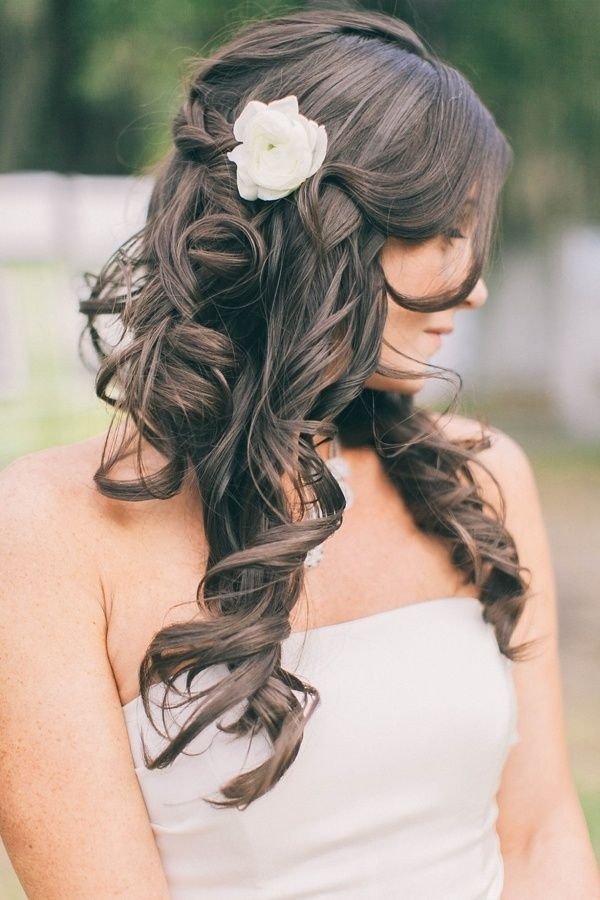 Ideias para casamento - penteados - fios torcidos - acessórios para o cabelo - flor de plástico
