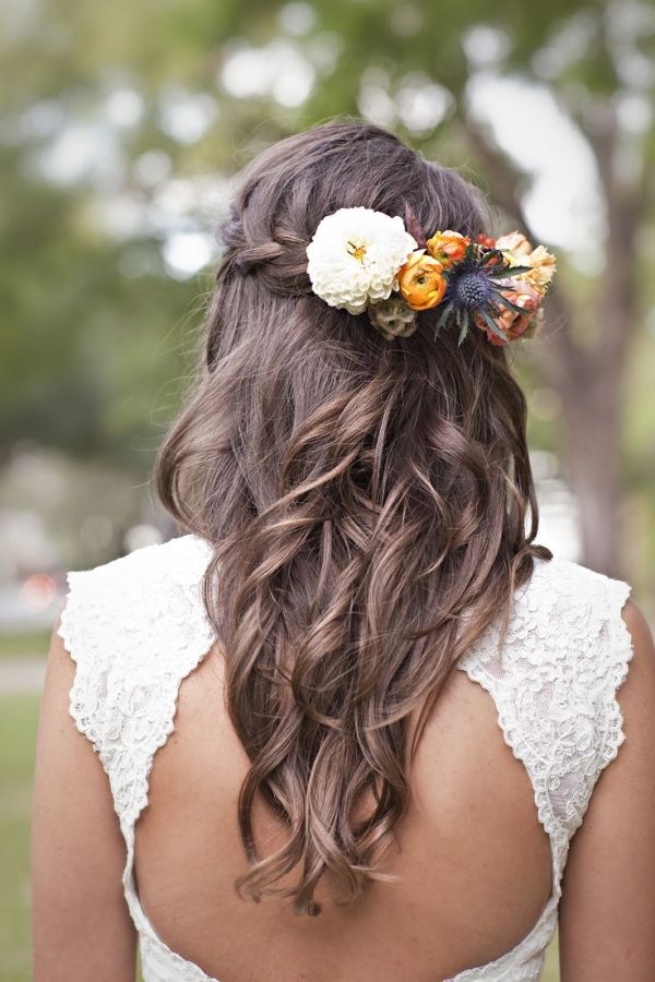 ondas românticas ideias de estilo de casamento penteado grinalda de flores
