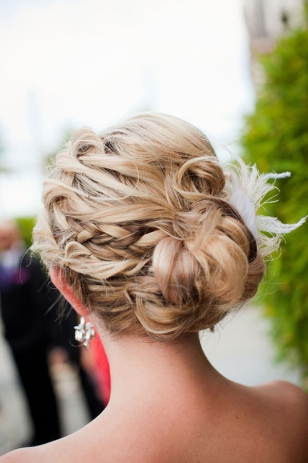 penteados trançados para ideias de joias e faixas de cabelo de coque de casamento