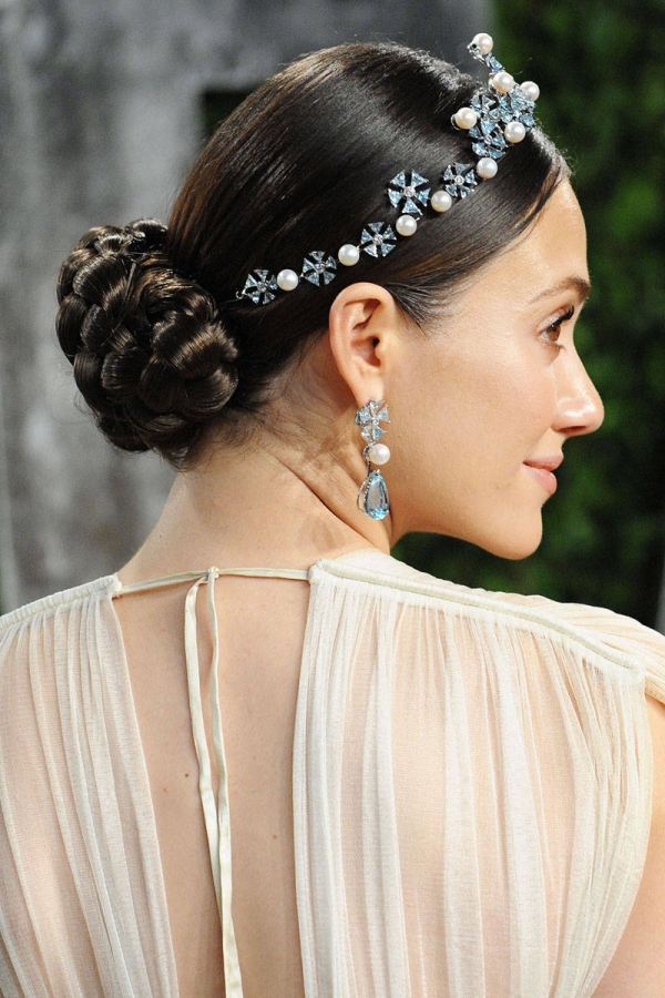 Penteado de noiva tiara pedras decorativas chanon penteado salma hayek