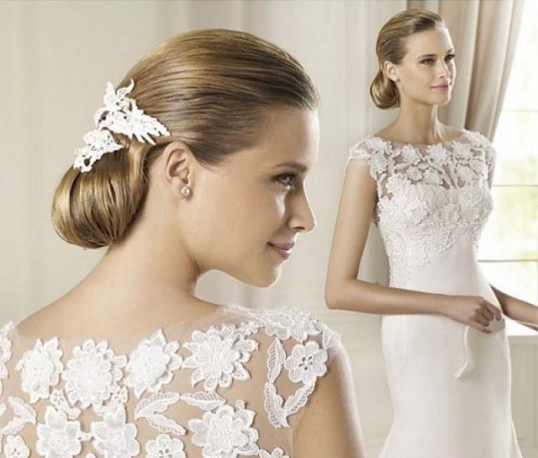 ideias elegantes penteados de noiva com topete nas costas de flores de tecido