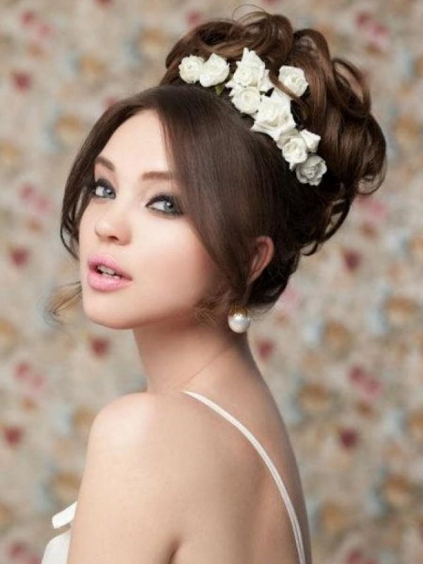 Cabelo coque updo no topo da cabeça diadema com flores moda casamento