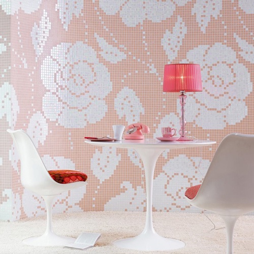 design elegante de parede de azulejos de vidro rosa e vermelho
