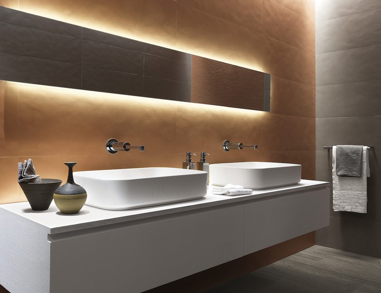 parede-azulejos-banheiro-laranja-cerâmica-parede-espelho-iluminação indireta-lavatório