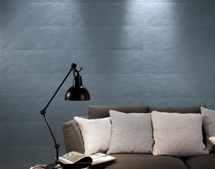 azulejos de parede-sala de estar-azul-azulejos-revestimento de parede-sofá-abajur de mesa