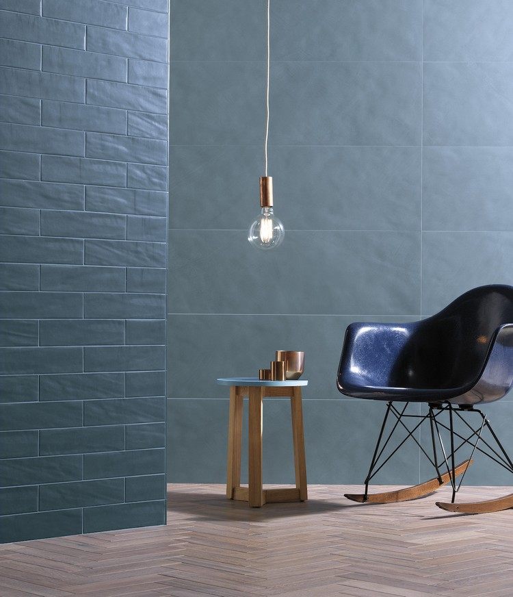 azulejos de parede - sala de estar - azul - estilo industrial - chão de madeira - mesa lateral para cadeira