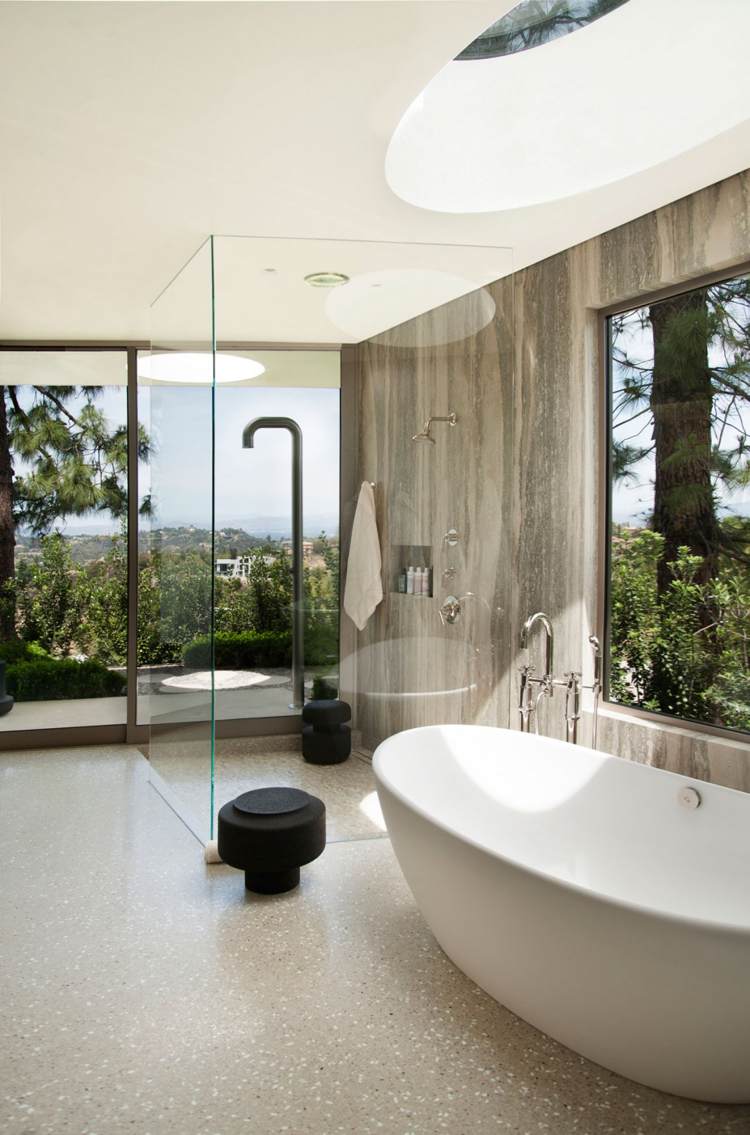 elegante-mobiliário-estilo-luxo-beverly-hills-banheiro-free-standing-bath-tub-windows
