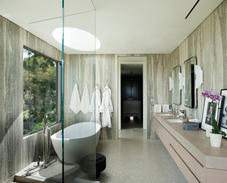 elegante-mobiliário-estilo-luxo-beverly-hills-banheiro-vidro-chuveiro-cinza
