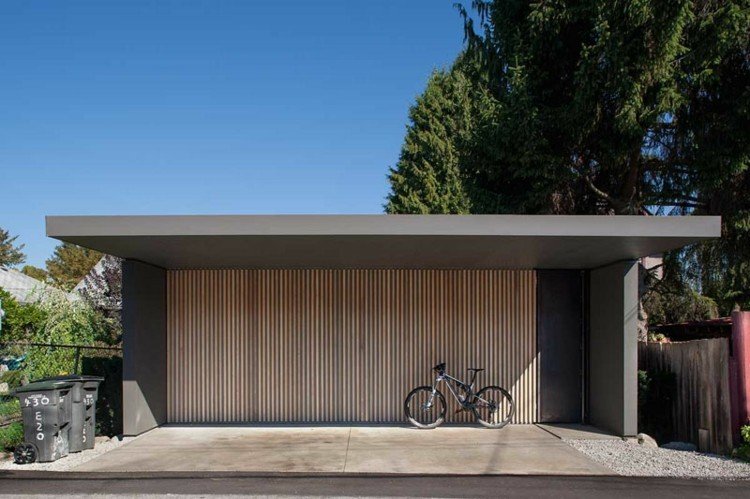 porta elétrica da garagem madeira-tiras-luz-moderna-bicicleta-parede cinza