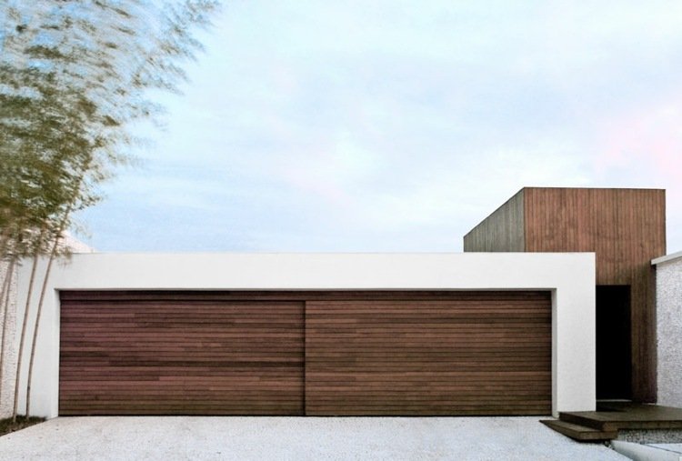 porta-garagem-elétrica-porta-entrada-minimalista-escura-madeira-branca-moldura-branca
