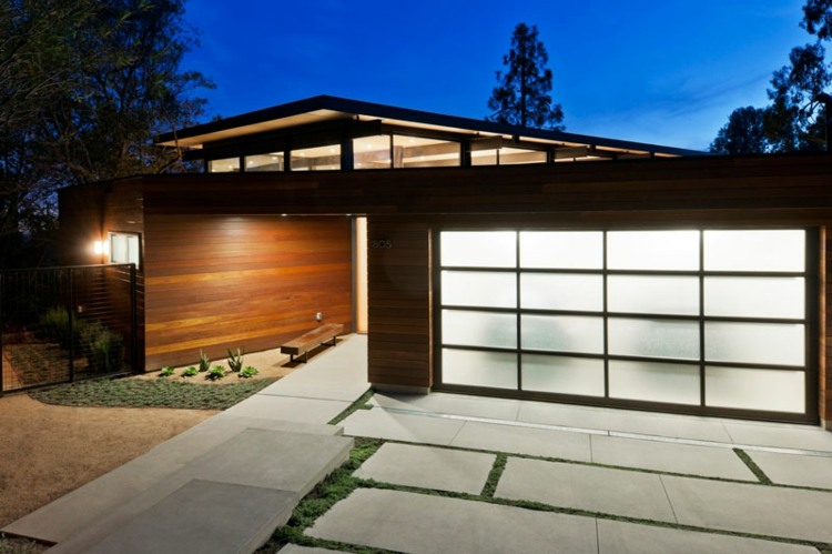 elétrica-garagem-porta-vidro-painéis-emaranhado-efetivamente-minimalista-degrau-pedras-passarela