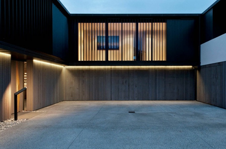porta-garagem-elétrica-invisível-ideia-grande-janela-pátio interno-simples