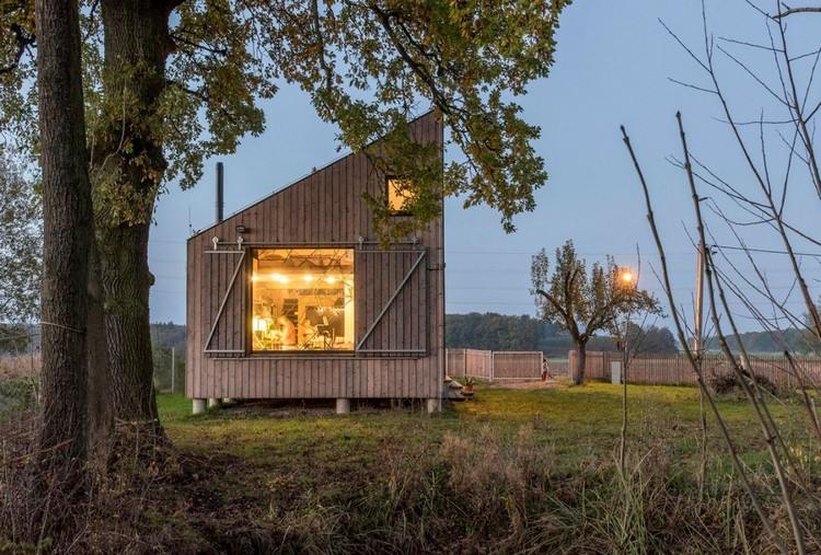 energia-eficiente-edifício-casa-noite-iluminação-dentro