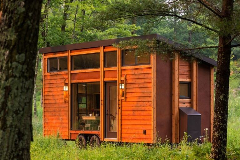 Casa móvel com eficiência energética -haus-rodas-madeira-janela-floresta-casa-natureza-design