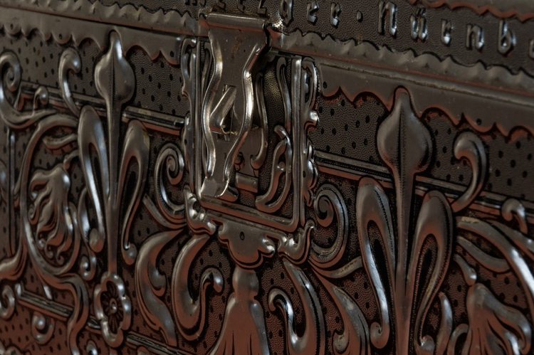 Móveis antigos pequenos móveis-cômoda-baú-decoração-metal