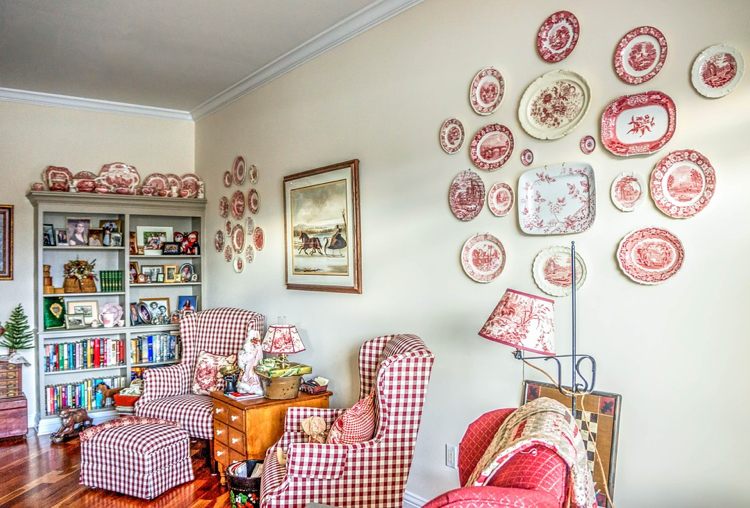 móveis antigos, poltrona-quadriculada-francesa-parede-placa-toile-de-jouy-motivos