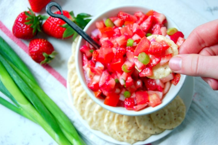 Idéia deliciosa com tomates e cebolinhas com batata frita, nachos e outros petiscos