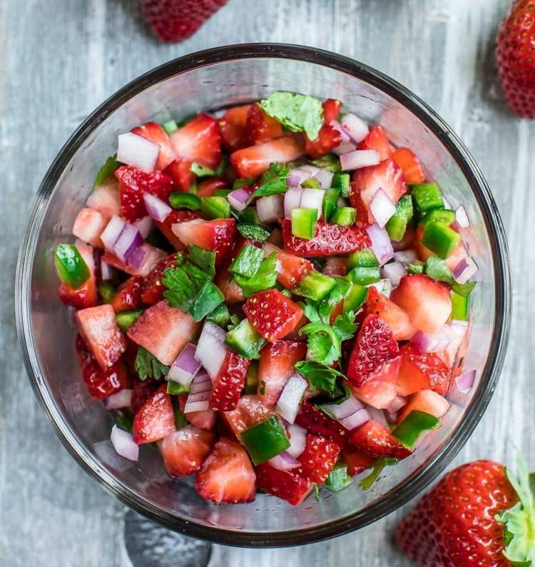 Molho de morango com jalapeño, coentro e cebola para o verão