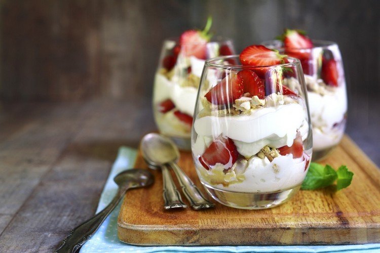 Sobremesa de frutas tiramisu de morango com baixo teor de carboidratos em um copo com poucas calorias