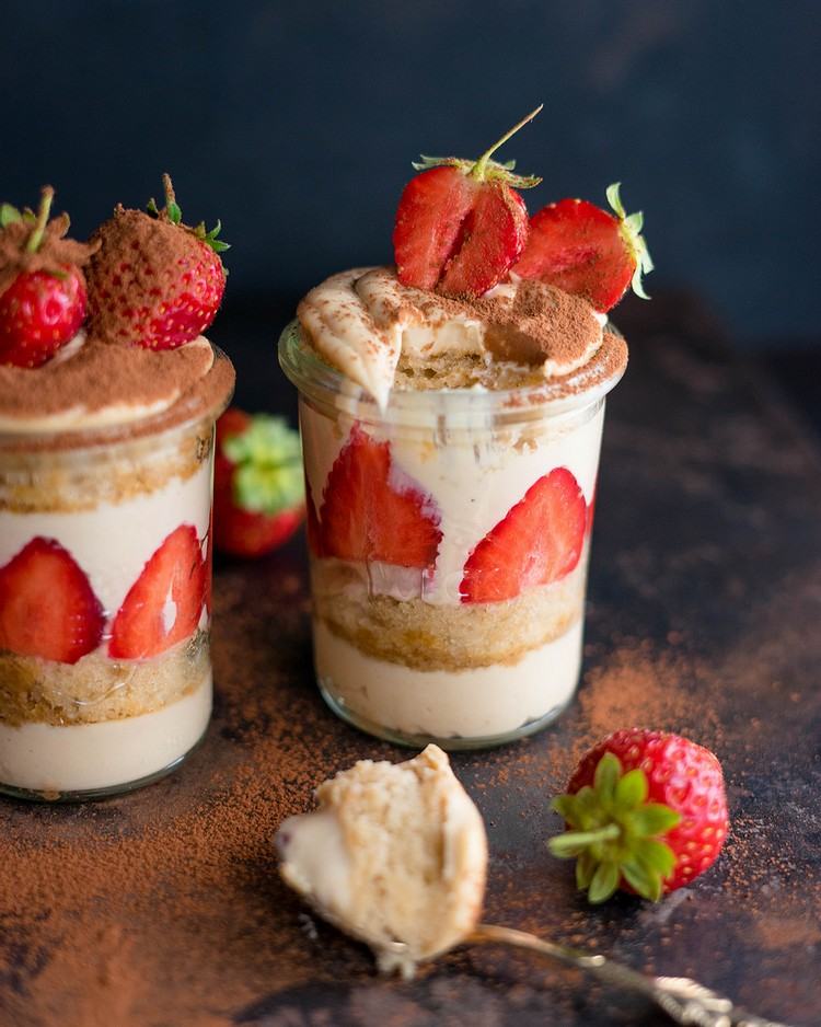 Tiramisu de morango em uma receita de vidro Sobremesa de verão com frutas frescas