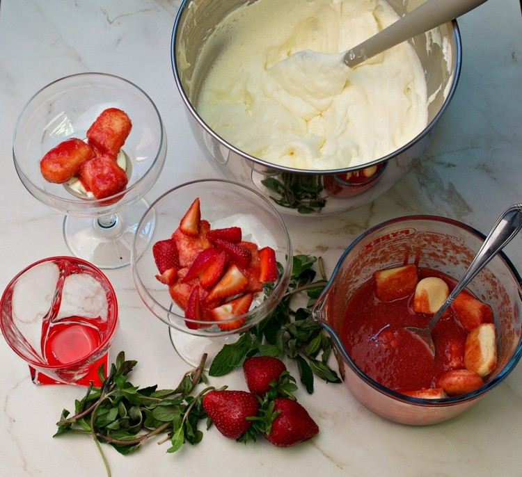 receitas de sobremesas de baixa caloria tiramisu de morango em um copo