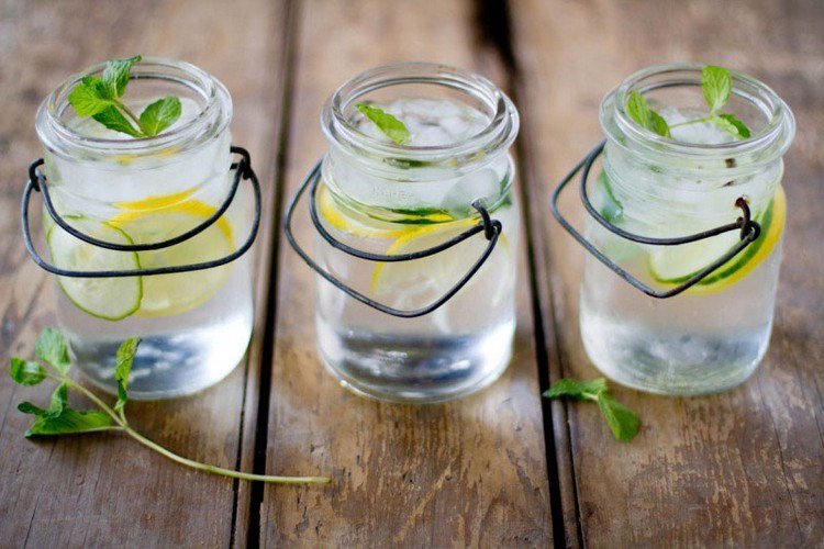 água refrescante desintoxicação limão pepino hortelã