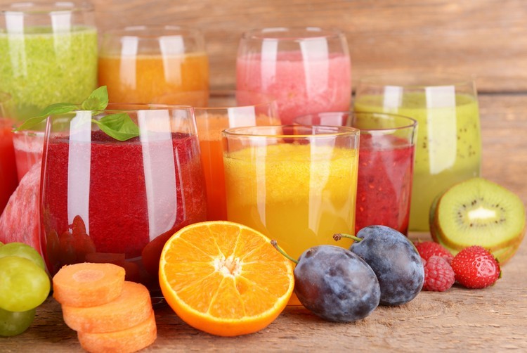 bebidas saudáveis ​​de verão com sucos naturais