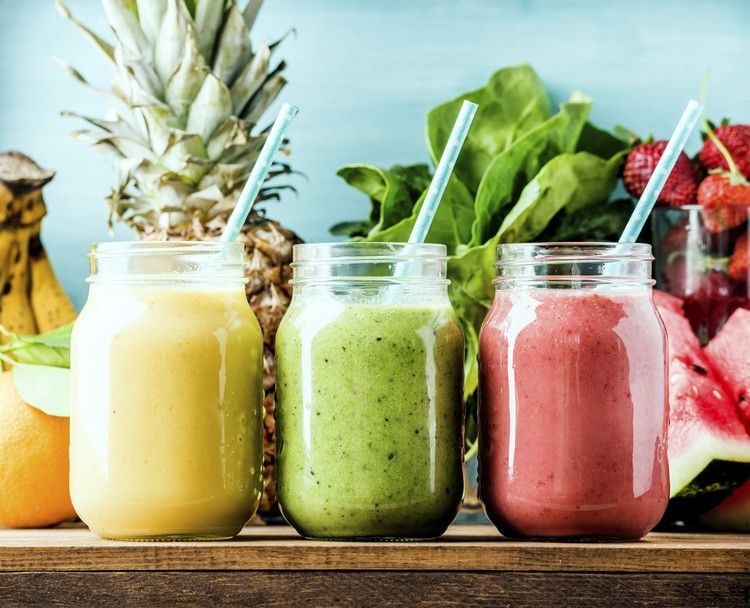 deliciosos smoothies de bebidas saudáveis ​​de verão