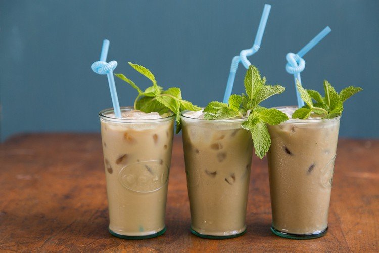 bebidas refrescantes de verão com café com leite de menta gelado