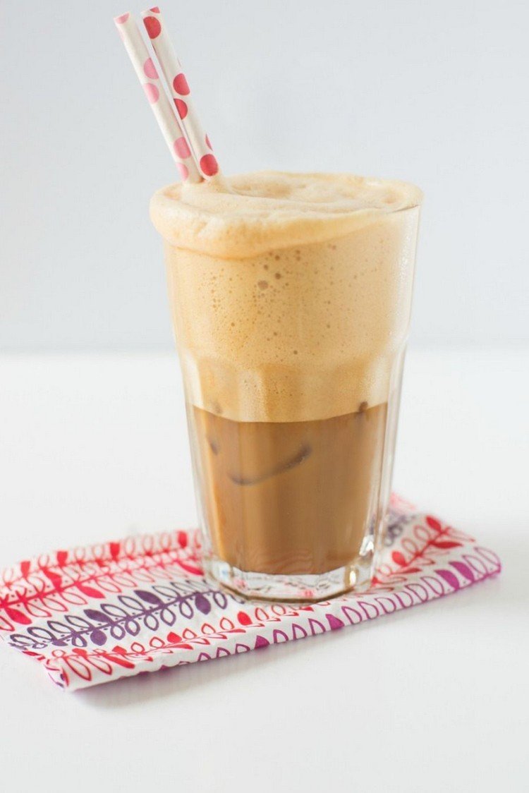 bebidas refrescantes frapê de café gelado de estação quente